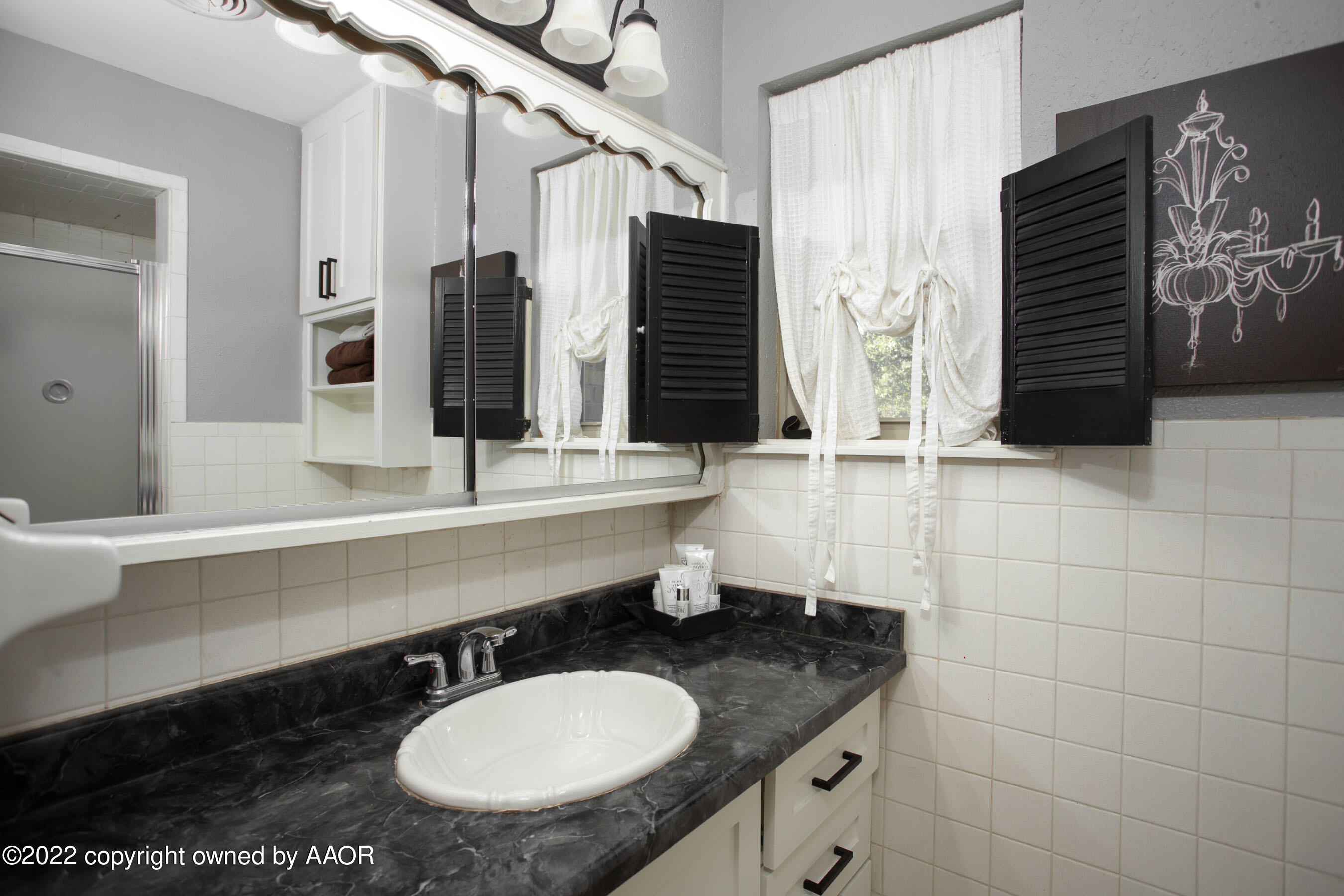 7214 Jameson Road Amarillo, TX 79106 - Photo 21 of 31 a bathroom with a granite countertop sink a toilet a mirror and bathtub
