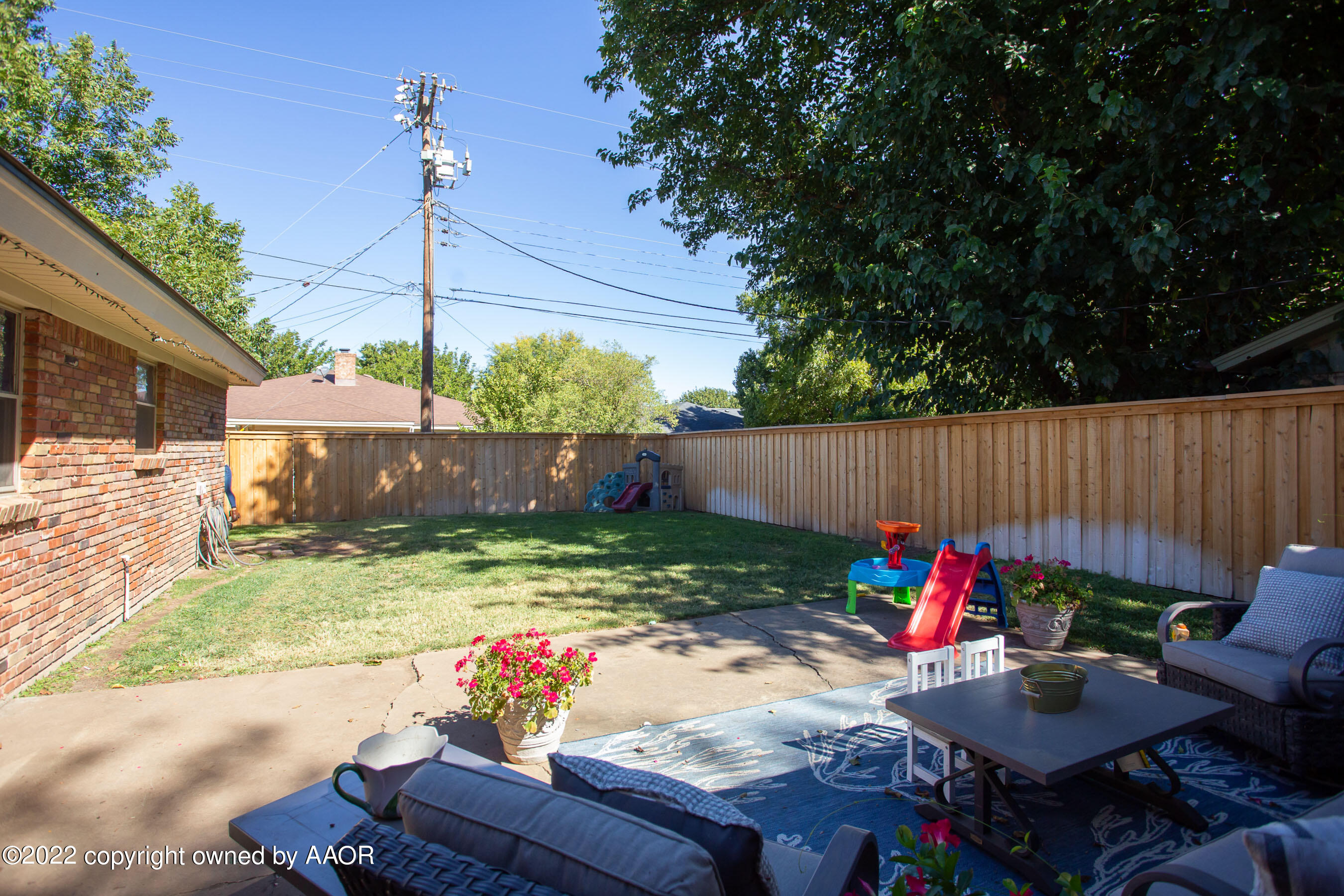 7214 Jameson Road Amarillo, TX 79106 - Photo 29 of 31 a backyard of a house with a table and chairs