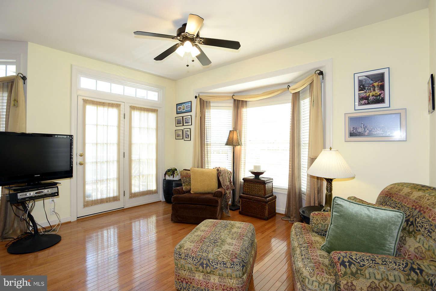 12 Rockingham Court Germantown, MD 20874 - Photo 6 of 27 Living Room