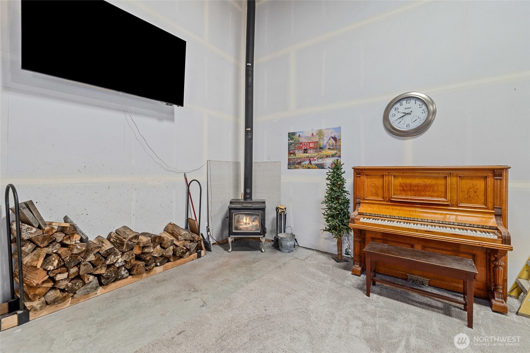 15 Miyoko Point Road Republic, WA 99166 - Photo 18 of 38 a view of a livingroom with furniture and a flat screen tv