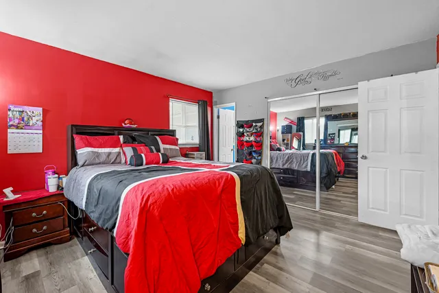 a bed room with a bed and a closet