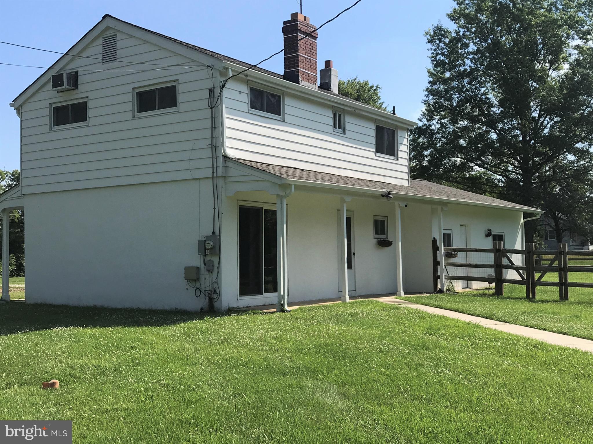705 West Chestnut Hill Road Newark, DE 19713 - Photo 2 of 27 Back of house with porch overhang