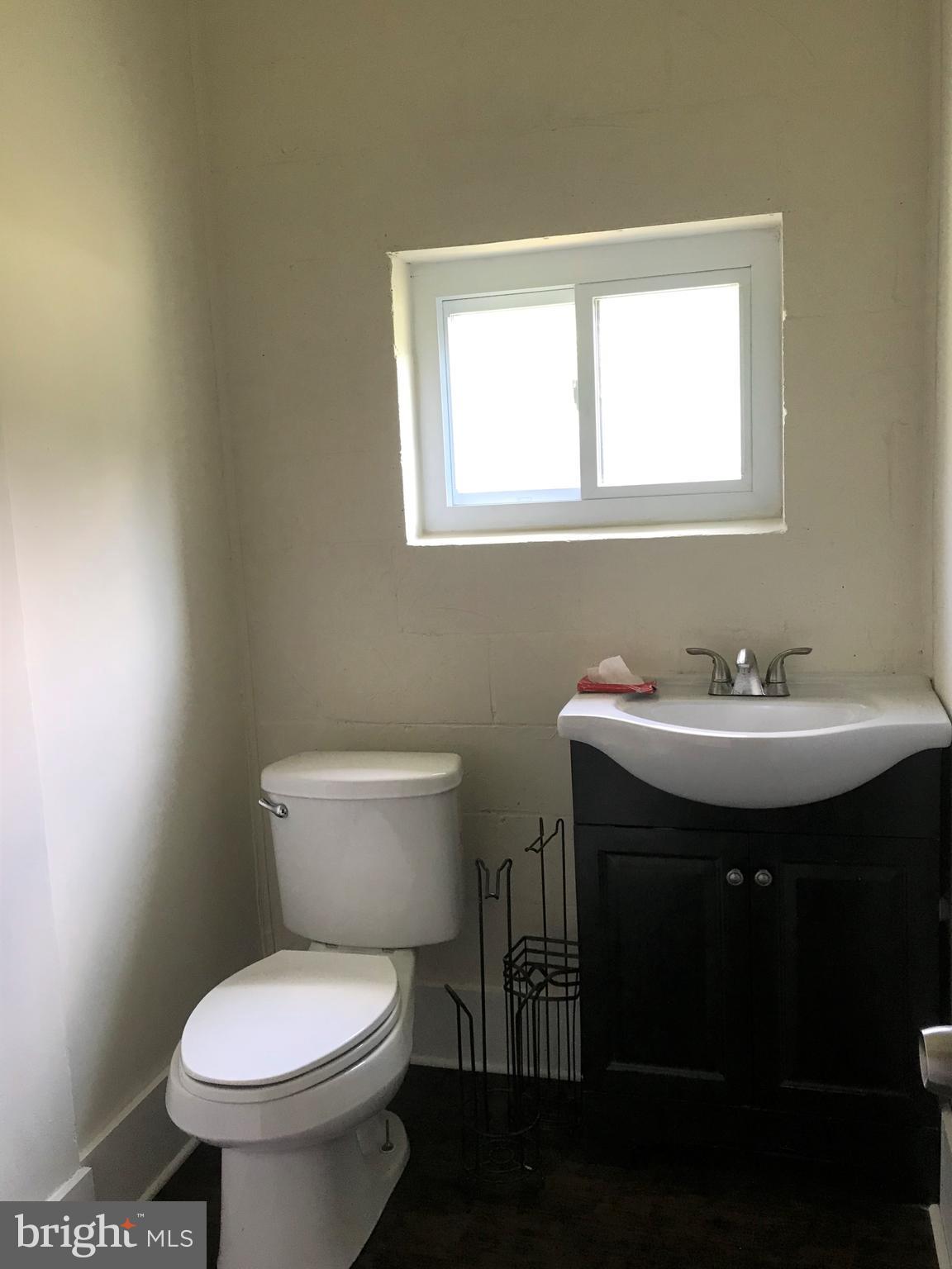 705 West Chestnut Hill Road Newark, DE 19713 - Photo 12 of 27 First floor powder room