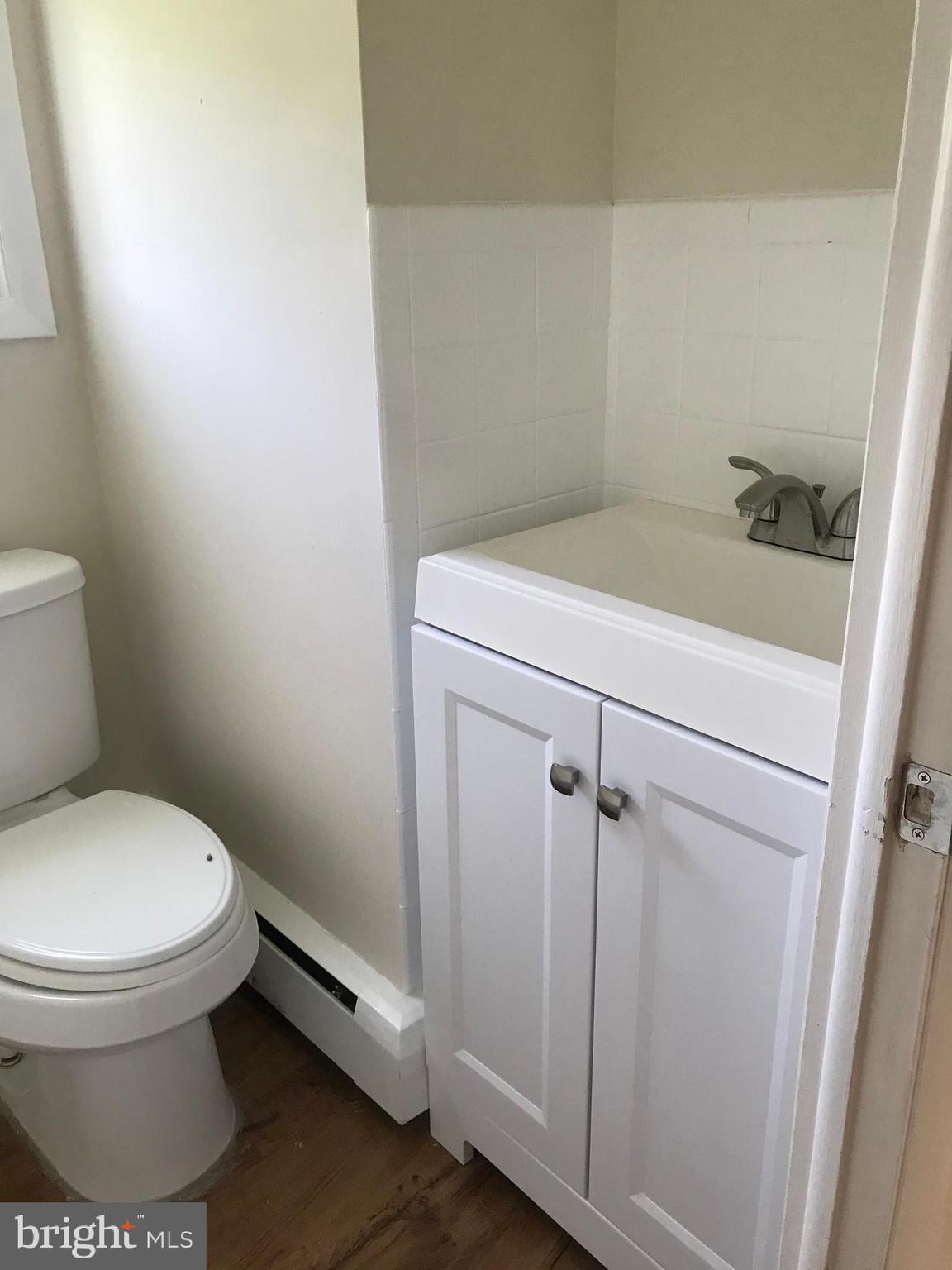 705 West Chestnut Hill Road Newark, DE 19713 - Photo 20 of 27 Full bath w new vanity