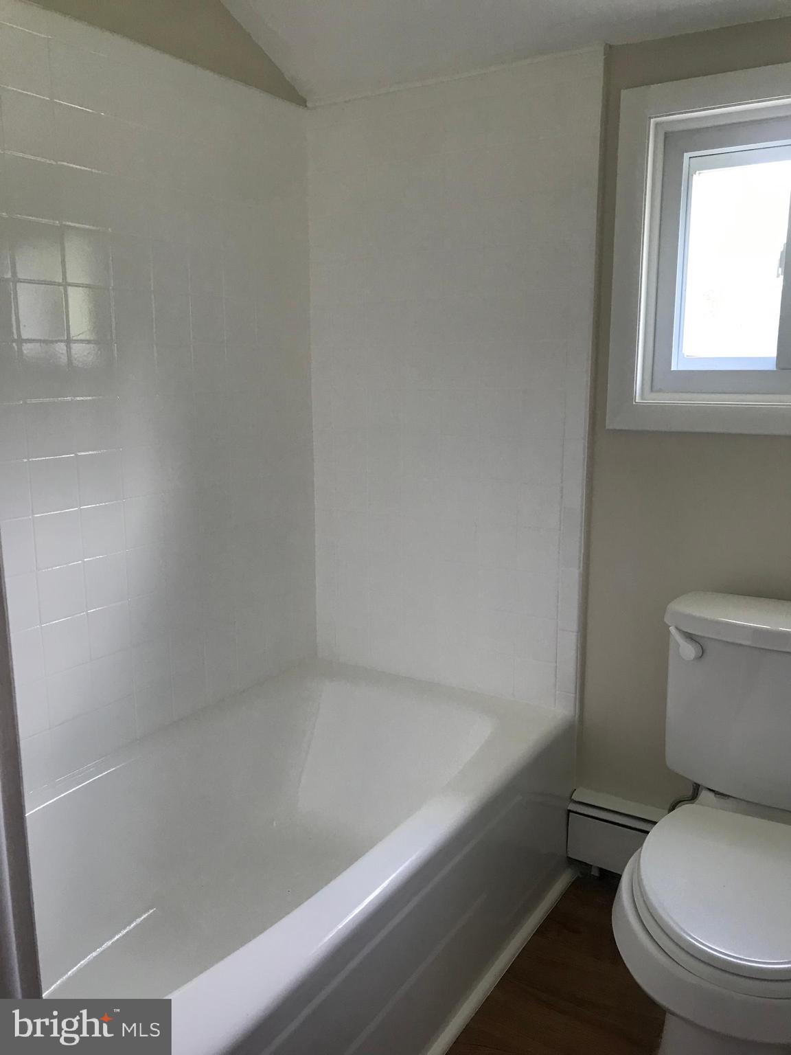 705 West Chestnut Hill Road Newark, DE 19713 - Photo 21 of 27 Full bath w newer tile work