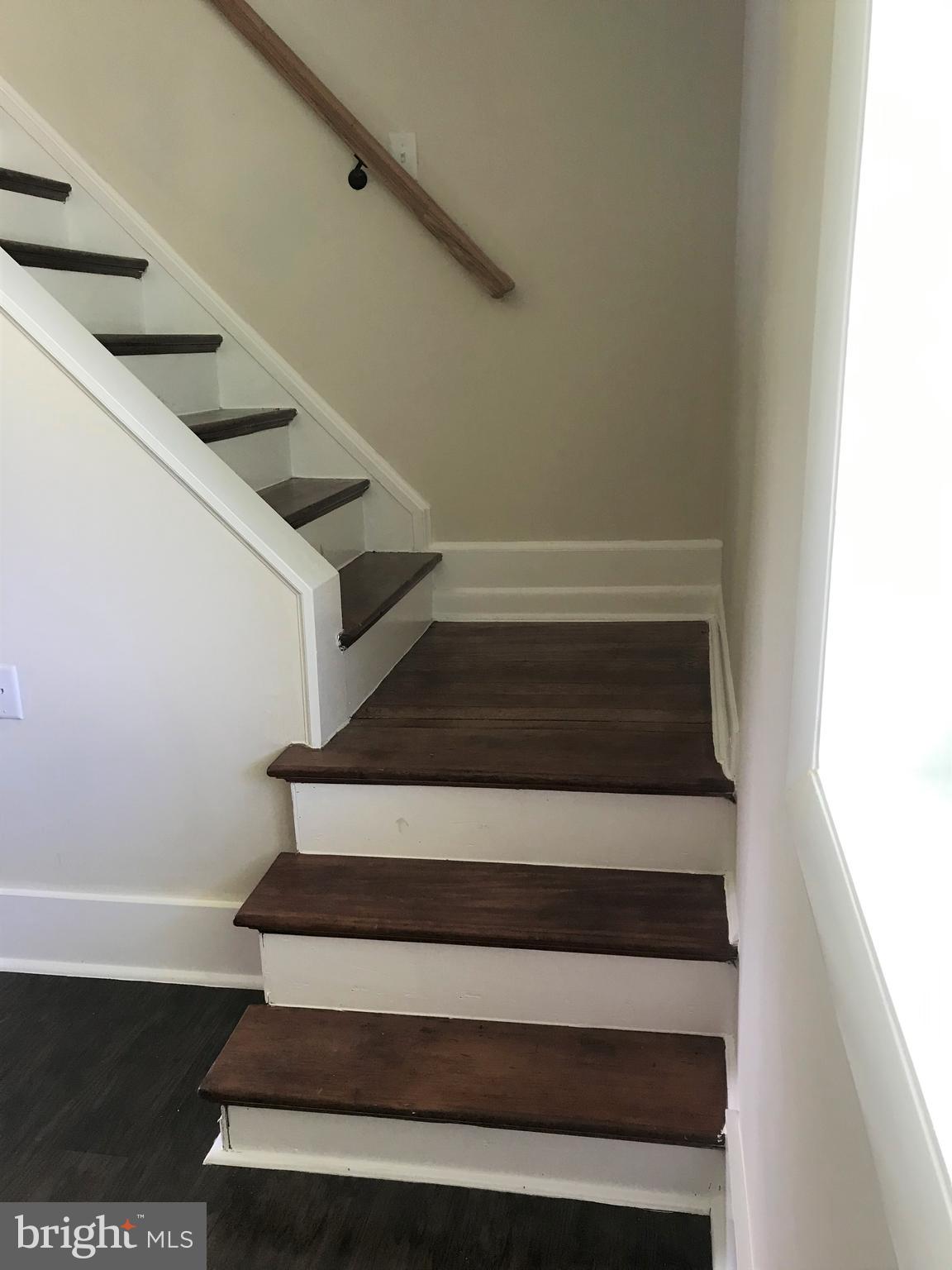 705 West Chestnut Hill Road Newark, DE 19713 - Photo 22 of 27 Stained steps to landing