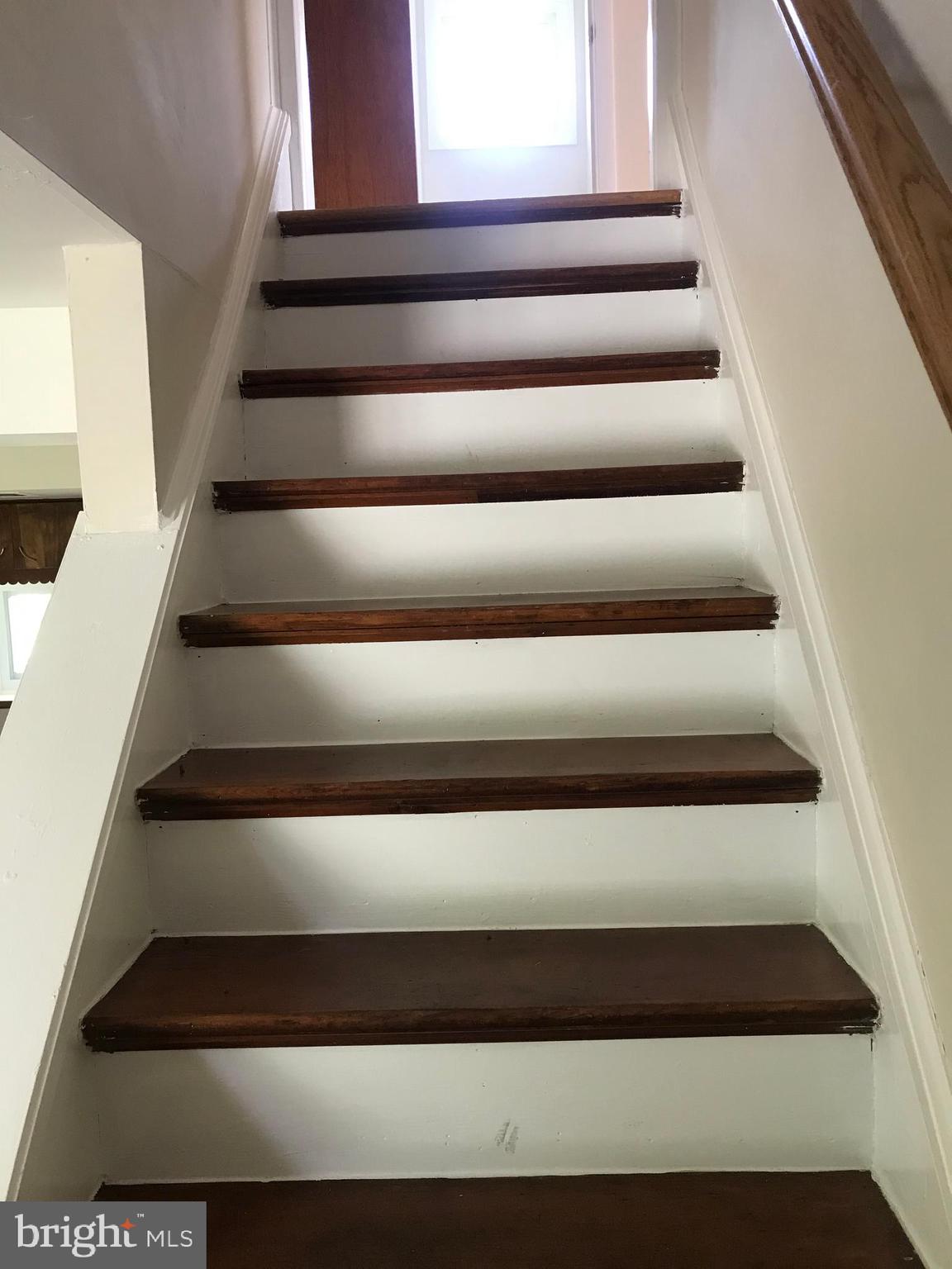705 West Chestnut Hill Road Newark, DE 19713 - Photo 23 of 27 Stairs up