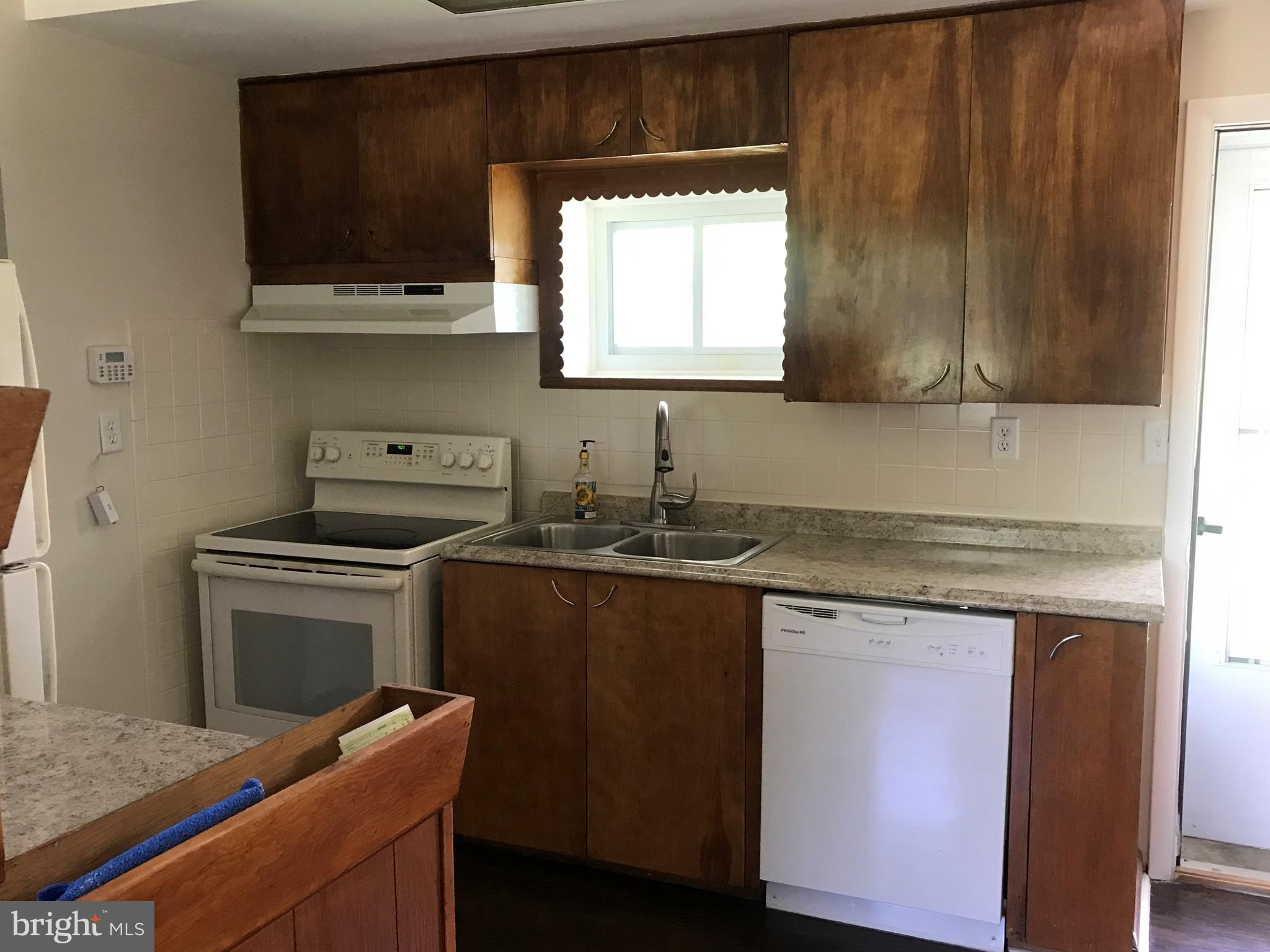 705 West Chestnut Hill Road Newark, DE 19713 - Photo 9 of 27 Working kitchen w dishwasher