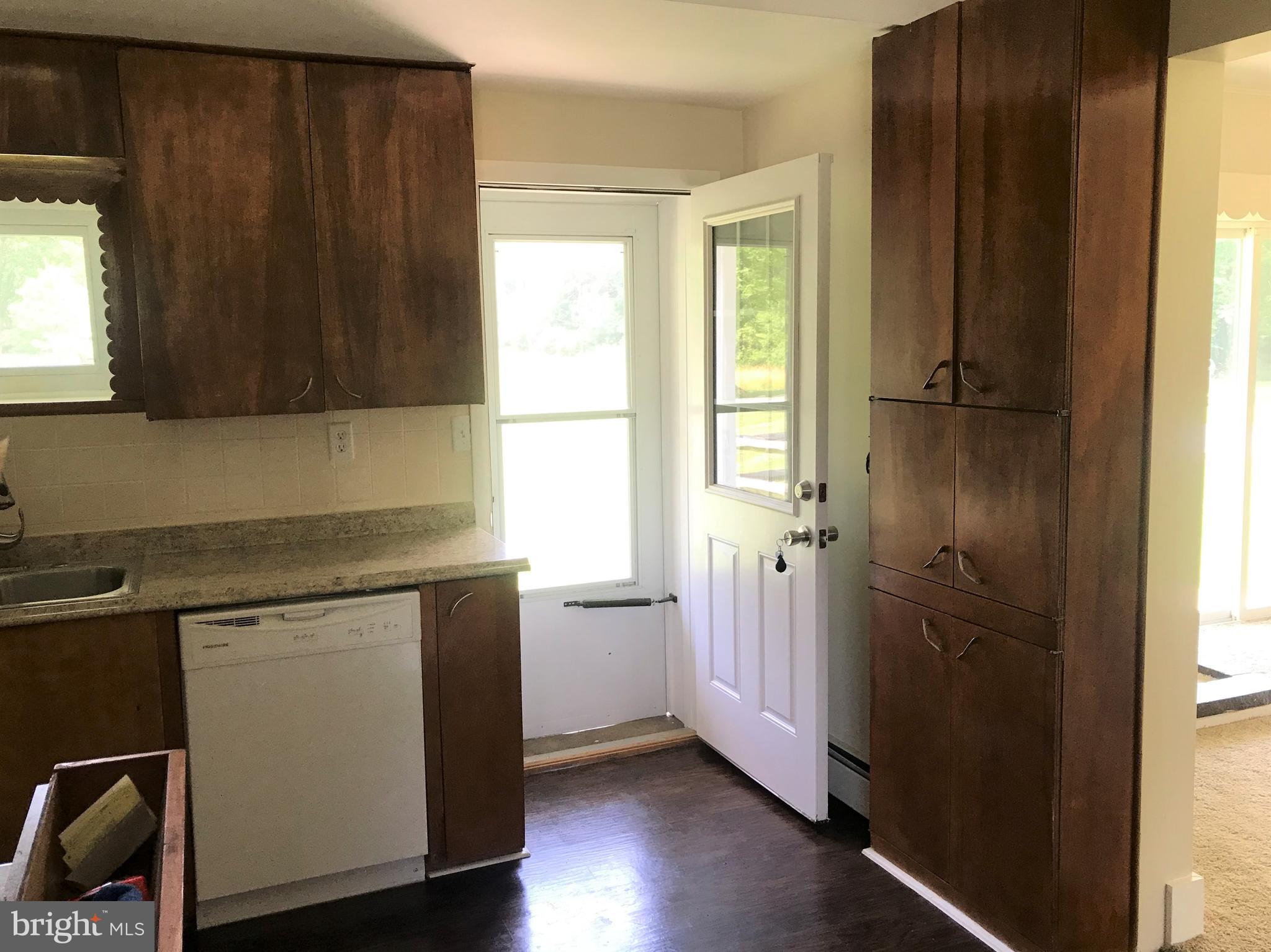 705 West Chestnut Hill Road Newark, DE 19713 - Photo 10 of 27 Back door off kltchen and pantry closet