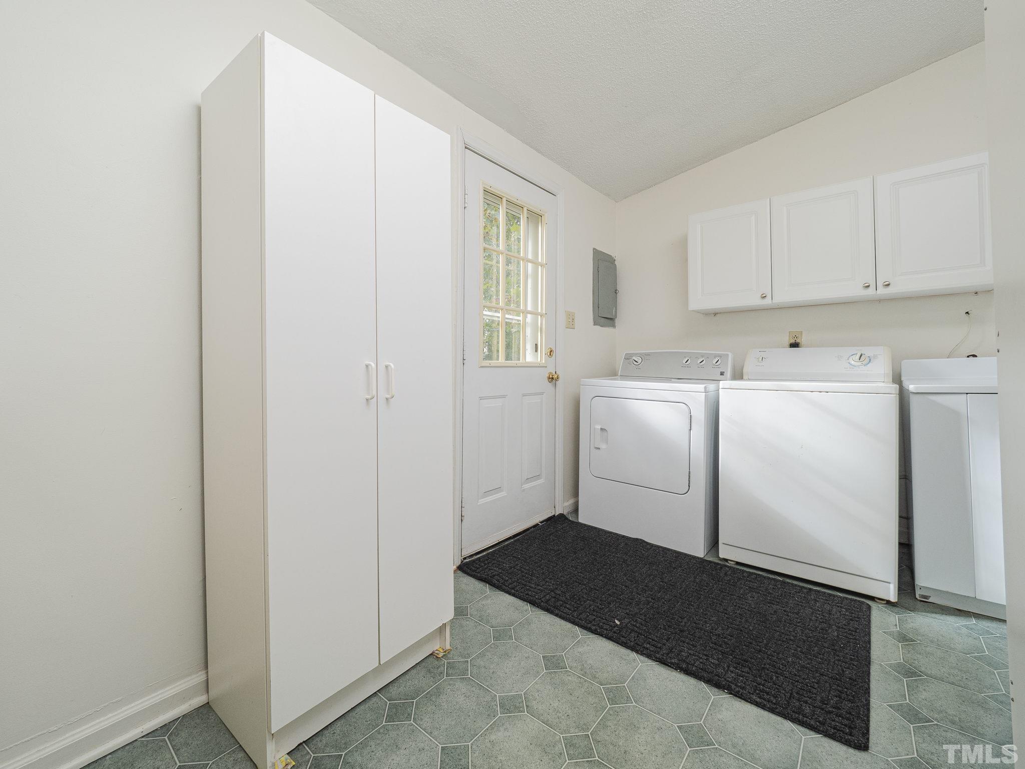 6400 Buffaloe Road Raleigh, NC 27604 - Photo 9 of 25 a utility room with dryer and washer