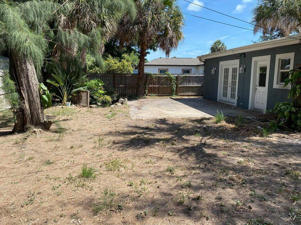1924 Elizabeth Street Melbourne, FL 32901 - Photo 10 of 10 a view of a backyard with a large tree