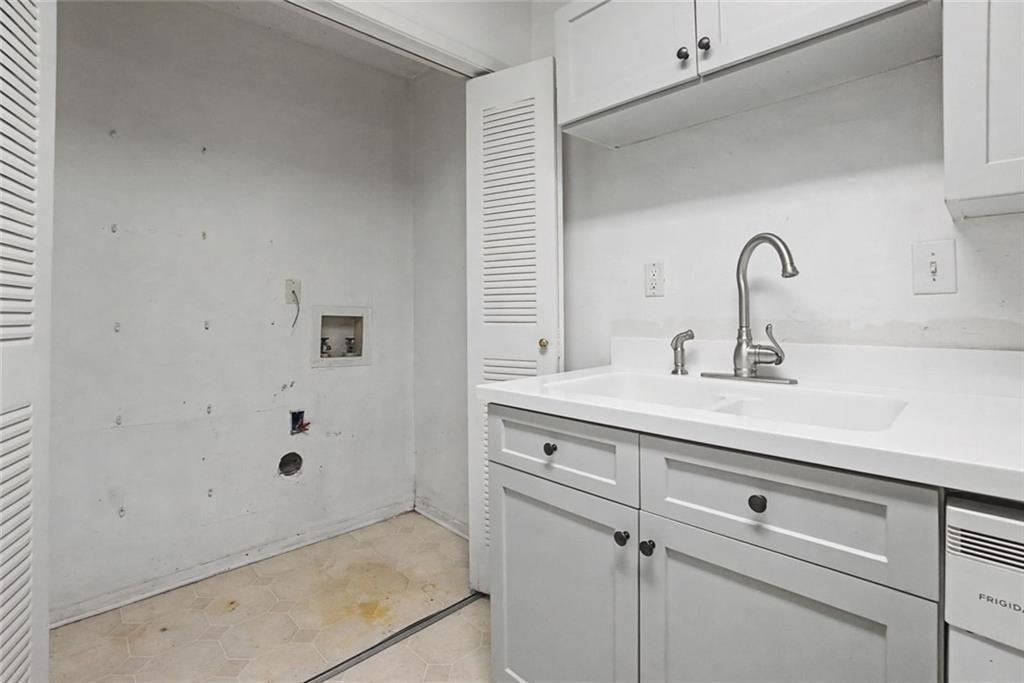 319 Park Ridge Circle Marietta, GA 30068 - Photo 28 of 32 a bathroom with a sink and vanity