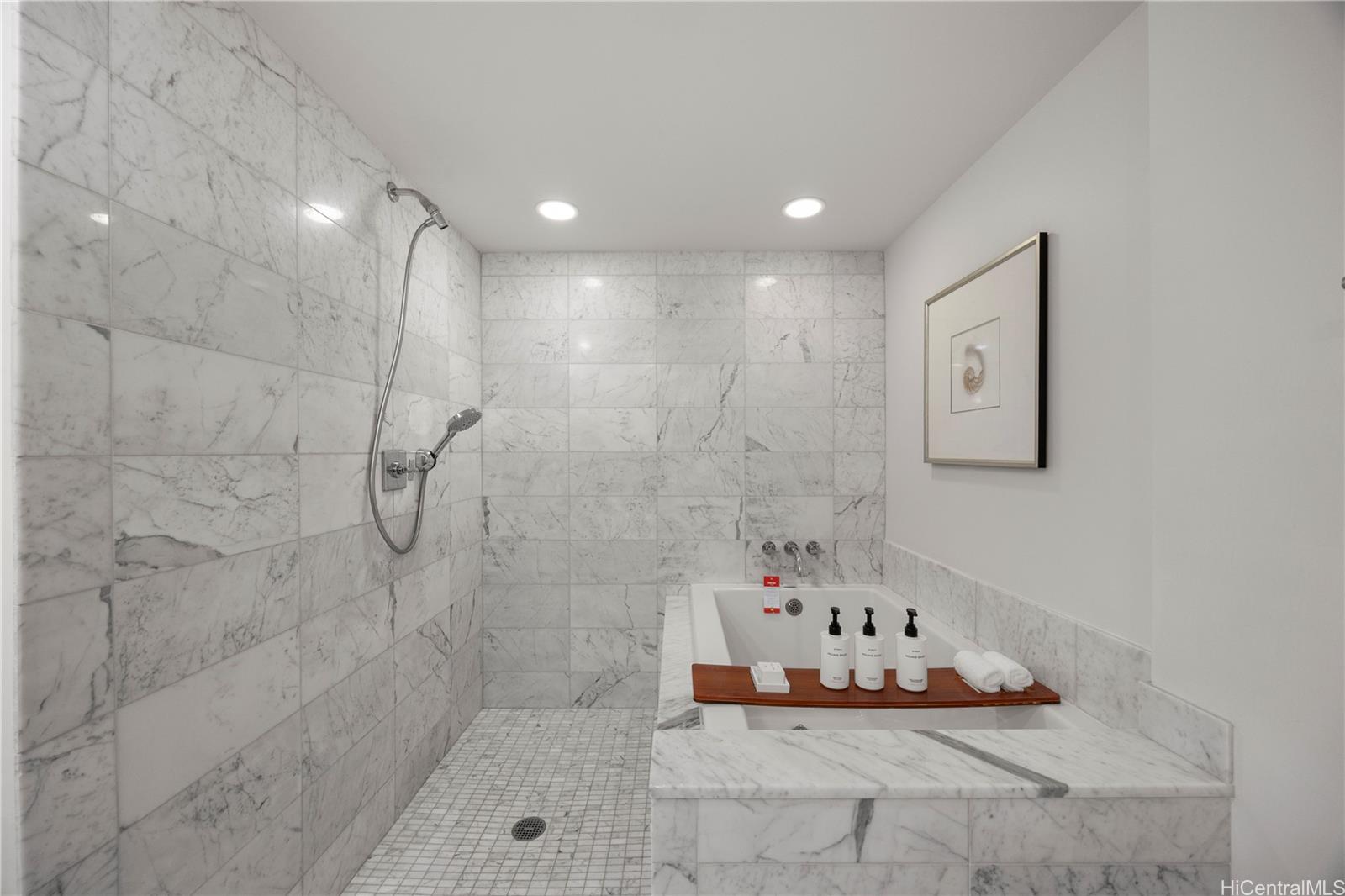 223 Saratoga Road, Unit 1114 Honolulu, HI 96815 - Photo 17 of 23 a bathroom with a bathtub