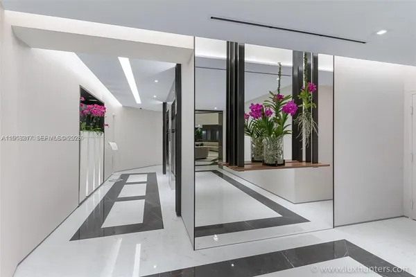 $1,385,000 | 300 South Pointe Drive, Unit 906, Miami Beach, FL 33139