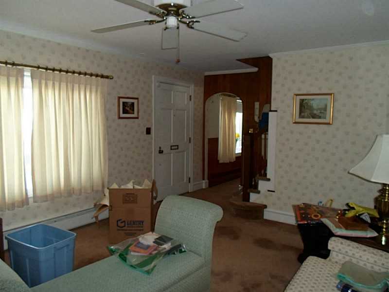 154 Edgemere Road Pawtucket, RI 02861 - Photo 11 of 17 Living Room.