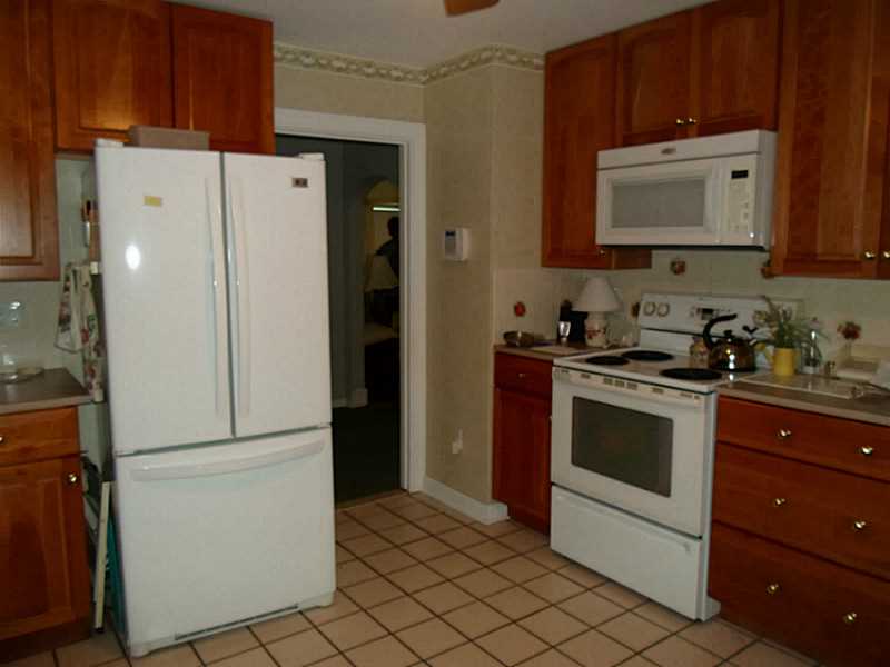 154 Edgemere Road Pawtucket, RI 02861 - Photo 5 of 17 Kitchen.