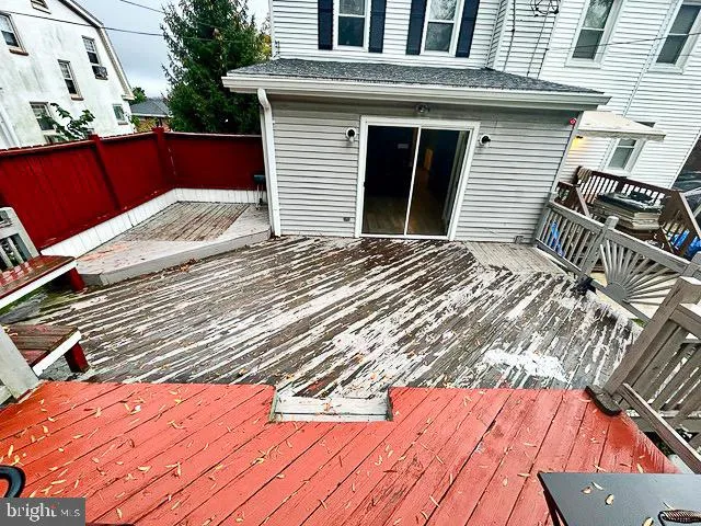 a view of house with backyard
