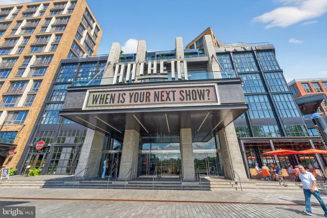 a bunch of flowers on the outside building
