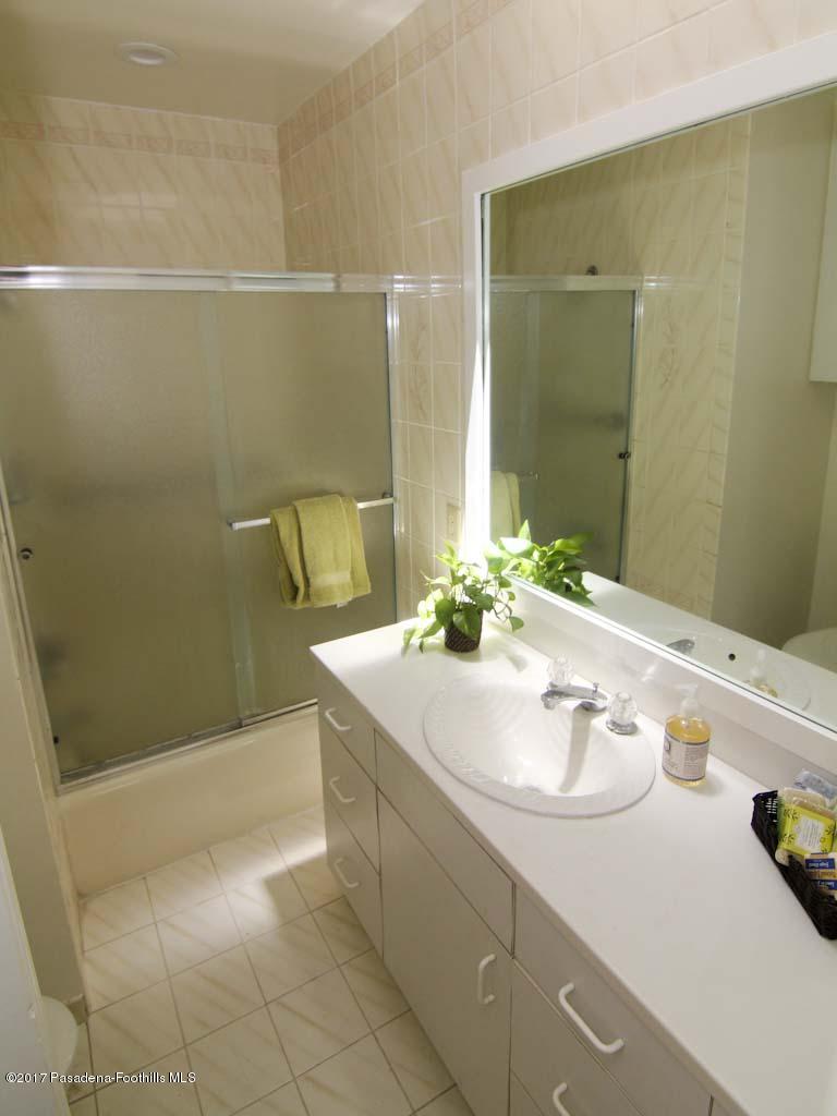 1425 Brixton Road Pasadena, CA 91105 - Photo 16 of 27 Bathroom 2