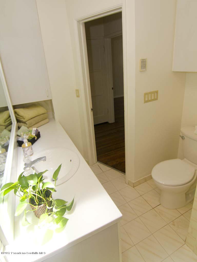 1425 Brixton Road Pasadena, CA 91105 - Photo 17 of 27 Bathroom