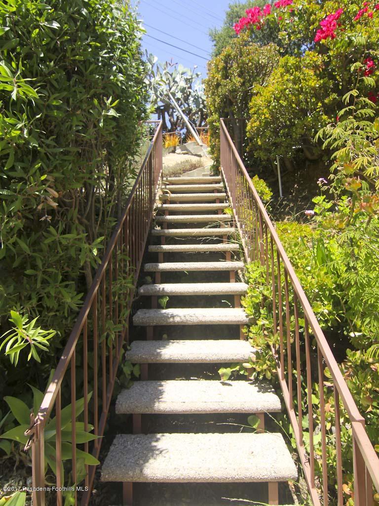 1425 Brixton Road Pasadena, CA 91105 - Photo 22 of 27 Steps to upper yard