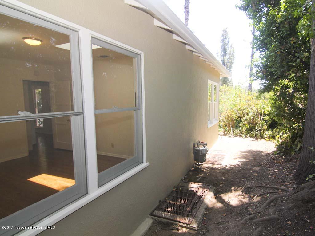 1425 Brixton Road Pasadena, CA 91105 - Photo 26 of 27 Better side yard