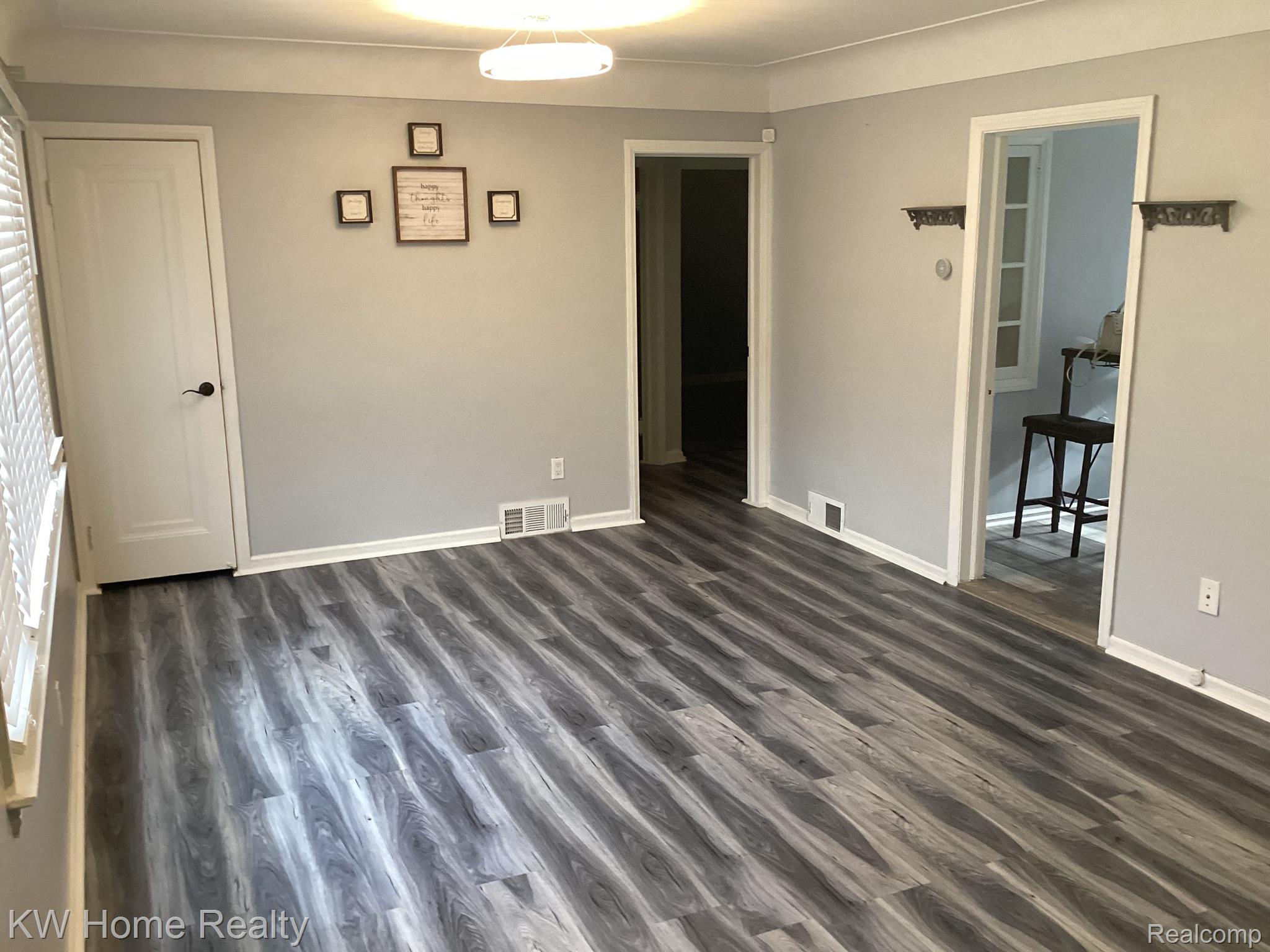 26447 Student Street Redford, MI 48239 - Photo 12 of 38 Living Room