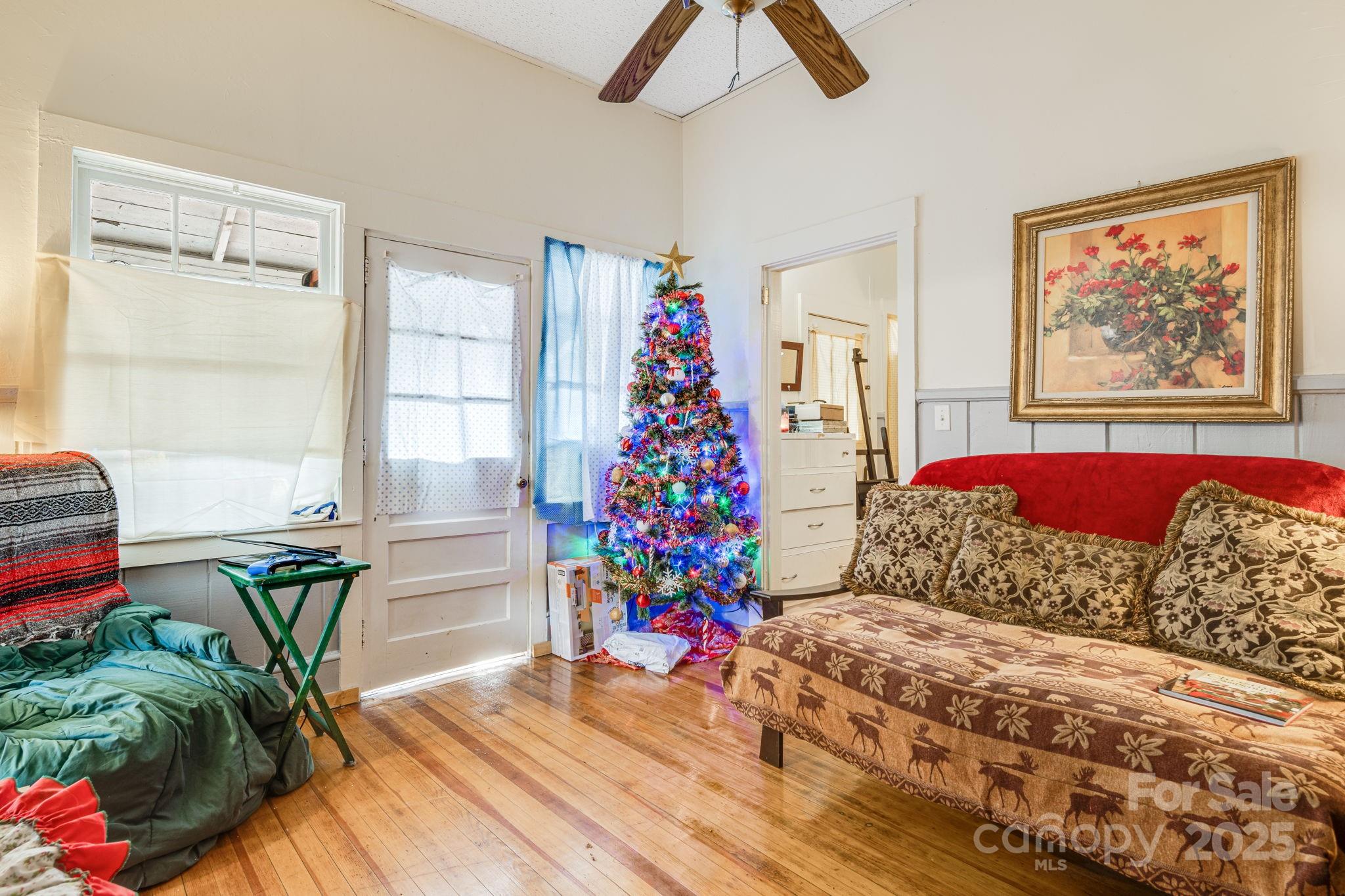 5454 Ela Road Whittier, NC 28789 - Photo 29 of 41 a living room with furniture and flowers