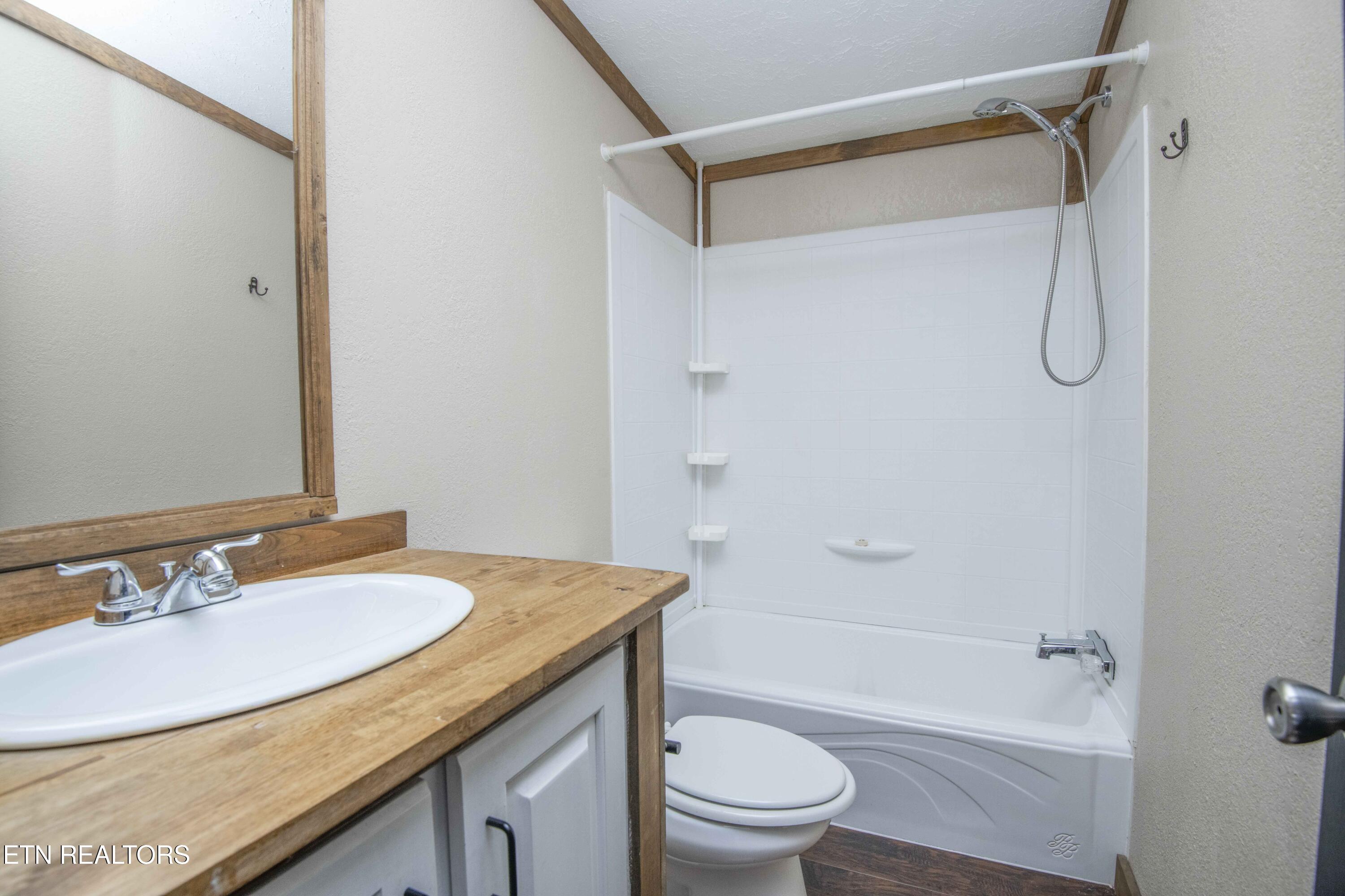 629 Yarnell Road Clinton, TN 37716 - Photo 21 of 37 Guest Bathroom