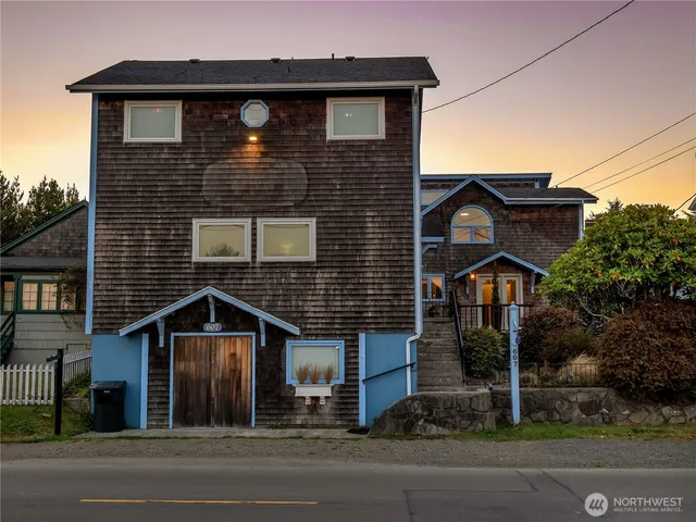 $868,000 | 607 Ocean Beach Boulevard North, Long Beach, WA 98631