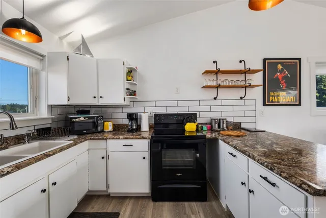 $868,000 | 607 Ocean Beach Boulevard North, Long Beach, WA 98631