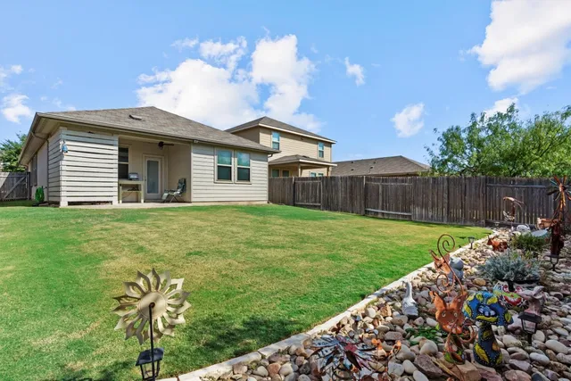 a view of a house with backyard and a garden