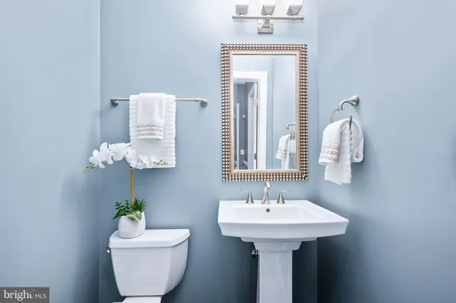 an empty room with windows and pillars in it