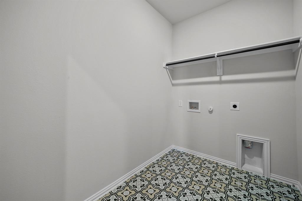 533 Hickory Rdg Drive Van Alstyne, TX 75495 - Photo 18 of 31 a view of a closet area