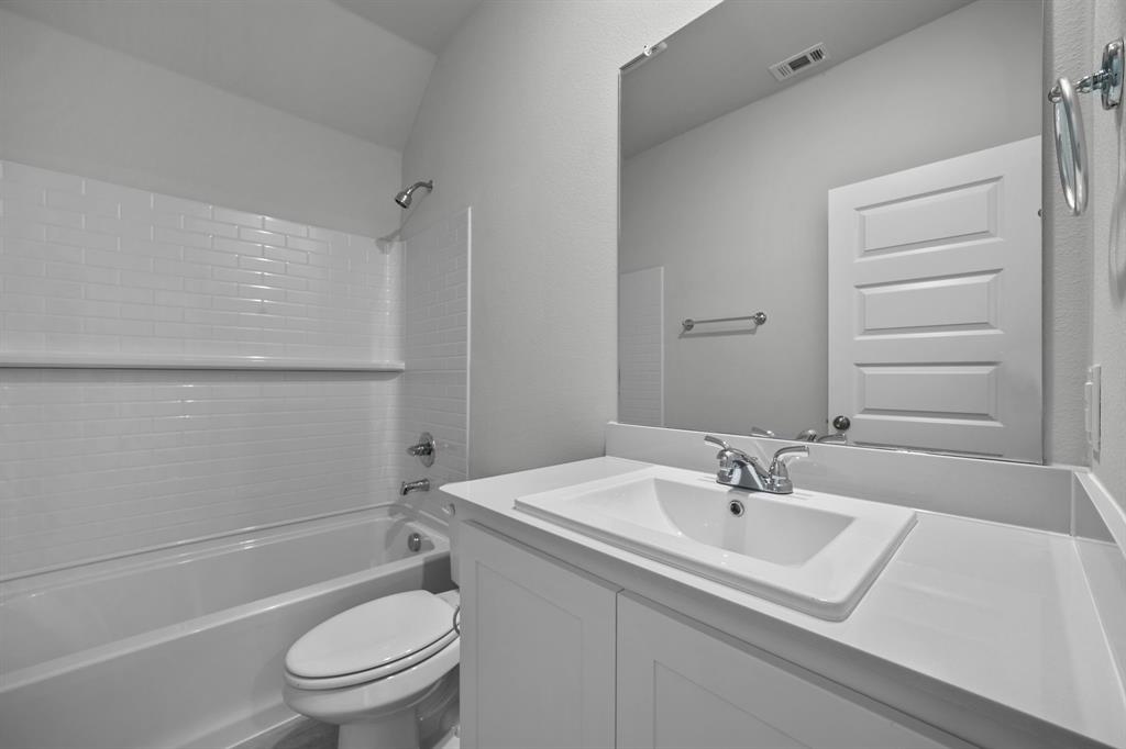 533 Hickory Rdg Drive Van Alstyne, TX 75495 - Photo 19 of 31 a bathroom with a sink toilet and shower