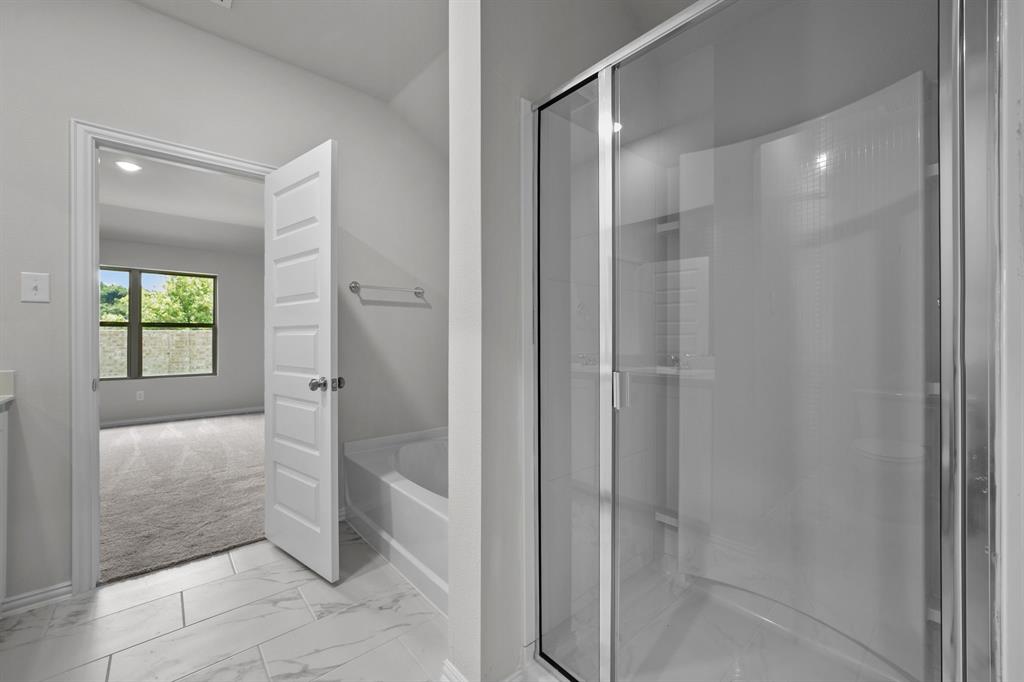 533 Hickory Rdg Drive Van Alstyne, TX 75495 - Photo 20 of 31 a bathroom with a shower and a sink