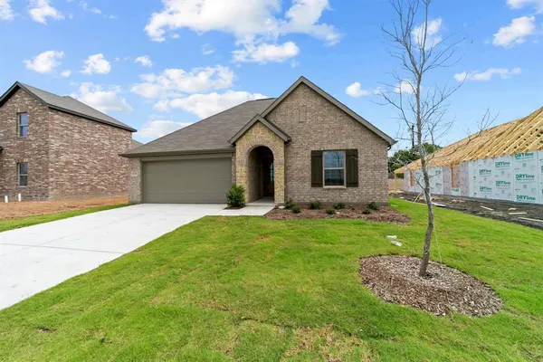 $2,150 | 533 Hickory Rdg Drive, Van Alstyne, TX 75495