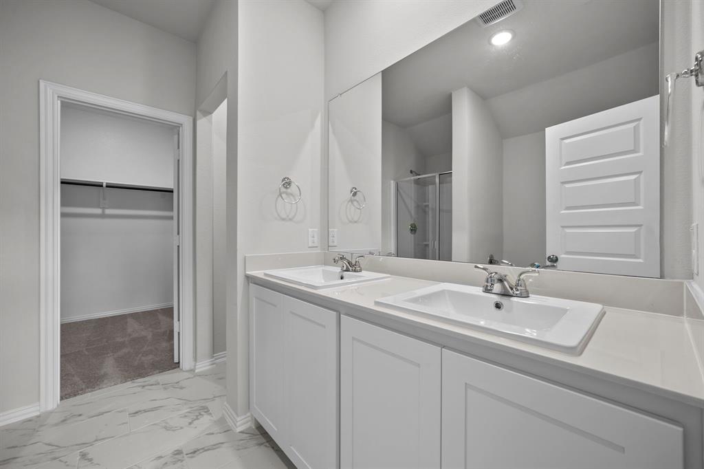 533 Hickory Rdg Drive Van Alstyne, TX 75495 - Photo 24 of 31 a bathroom with 2 sink and a mirror