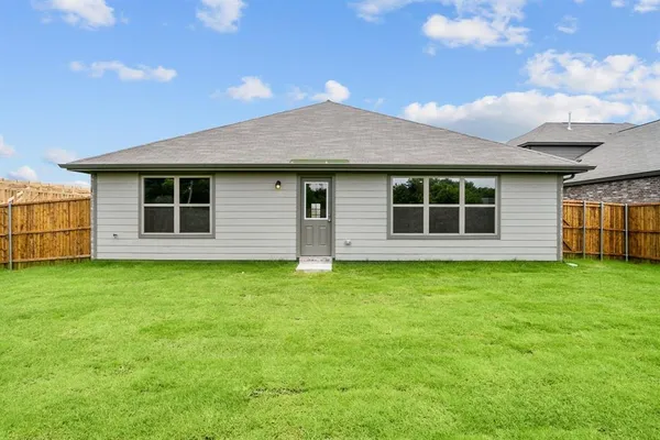 $2,150 | 533 Hickory Rdg Drive, Van Alstyne, TX 75495