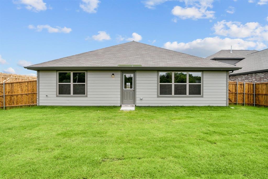 533 Hickory Rdg Drive Van Alstyne, TX 75495 - Photo 29 of 31 front view of a house with a garden