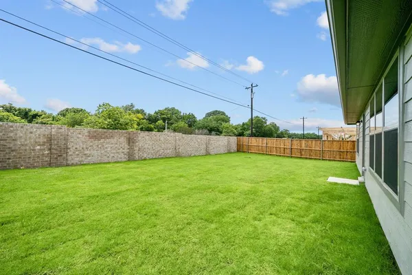 $2,150 | 533 Hickory Rdg Drive, Van Alstyne, TX 75495