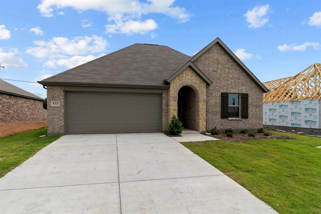 533 Hickory Rdg Drive Van Alstyne, TX 75495 - Photo 4 of 31 a front view of a house with a yard
