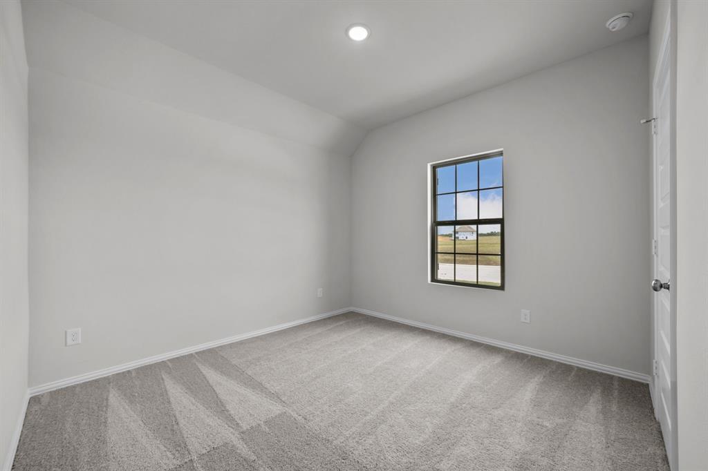 533 Hickory Rdg Drive Van Alstyne, TX 75495 - Photo 9 of 31 an empty room with a window