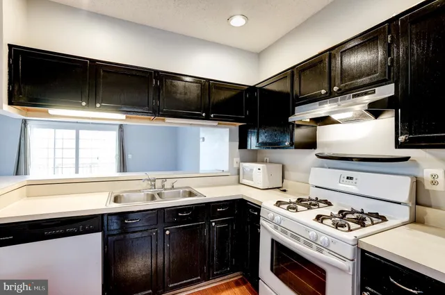 $2,700 | 12111 Wedgeway Place, Fairfax, VA 22033