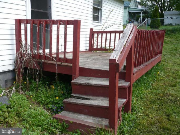 825 Maple Street Waynesboro, PA 17268 - Photo 4 of 11 Deck