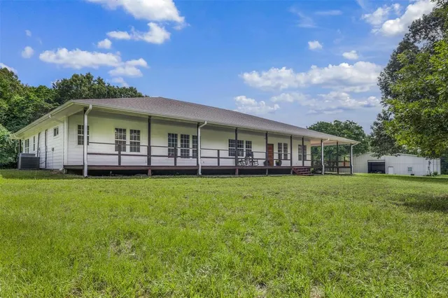 a view of a house with a backyard