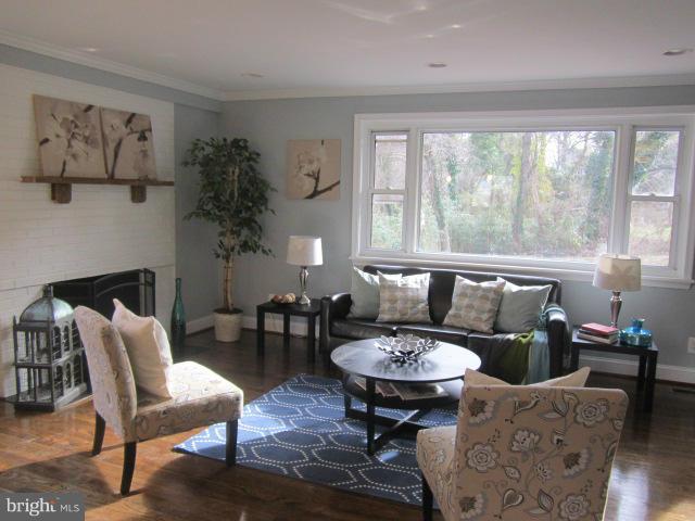 2902 Loma Street Silver Spring, MD 20910 - Photo 4 of 30 Living Room
