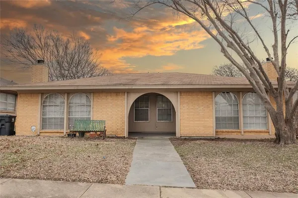 $1,695 | 527 Crowley Road, Arlington, TX 76012