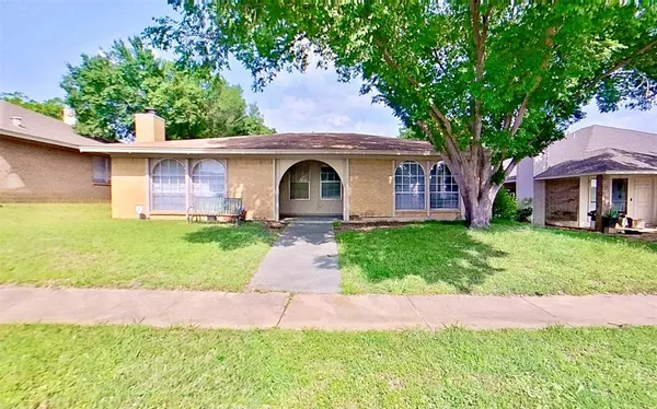 $1,695 | 527 Crowley Road, Arlington, TX 76012