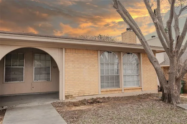 $1,695 | 527 Crowley Road, Arlington, TX 76012